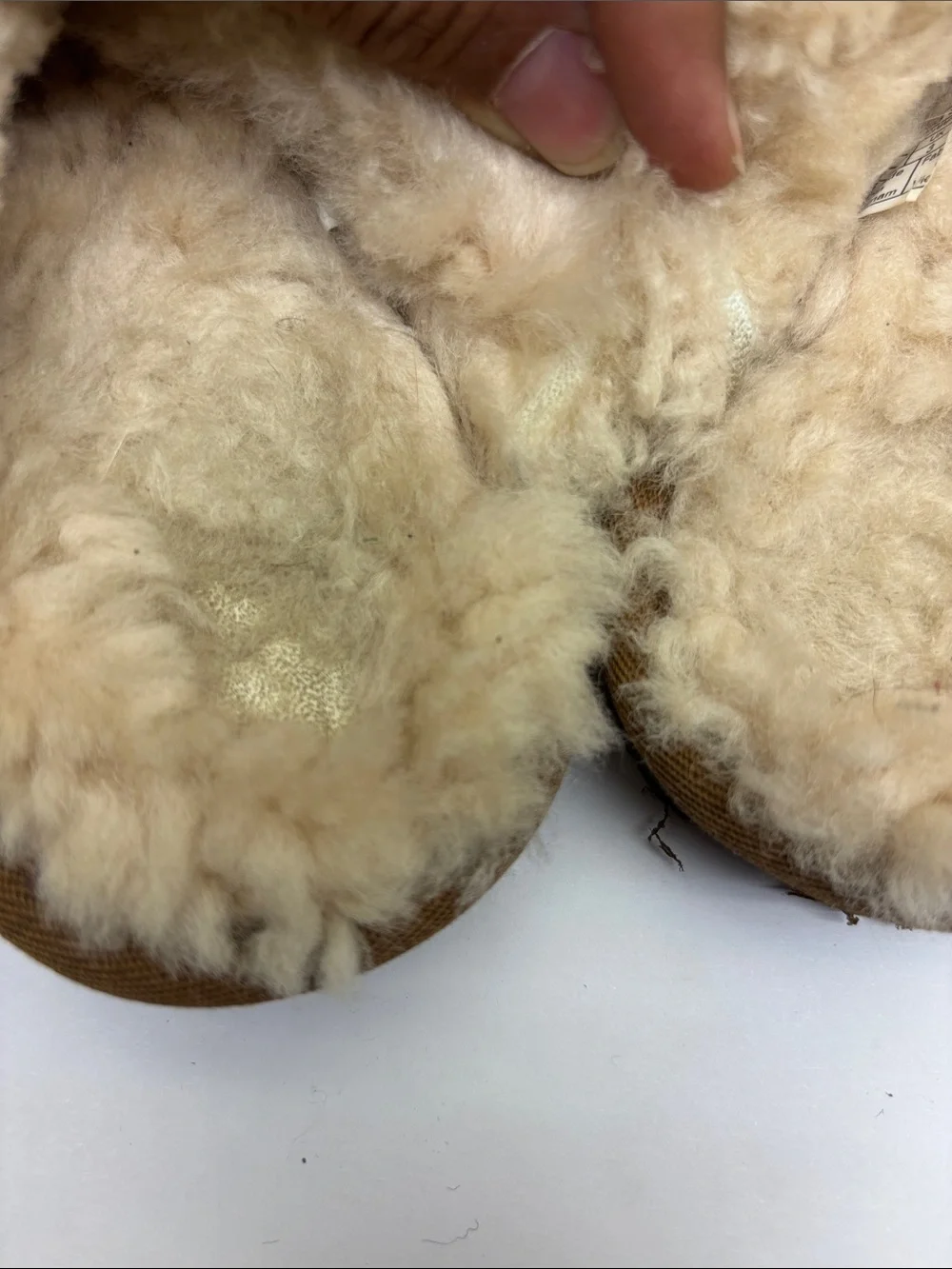 UGG cozy slippers for big girl, SZ 5, box 76